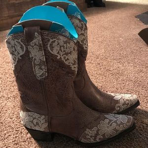 NEW! NEVER WORN! Lane Jeni Lace Shortie!